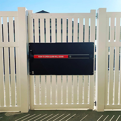 Custom vinyl fencing near Lamont, CA provided by vinyl fence fabricator.