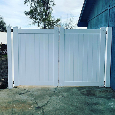 White vinyl gate near Planada CA provided by Vinyl Craft.